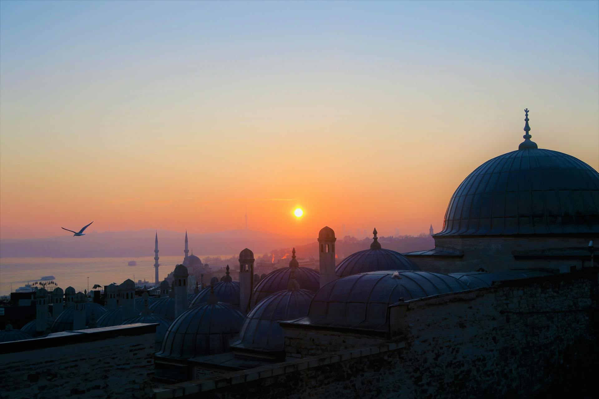Rules about Sharia Law Wills | Manchester Sharia Law Compliant Wills 1 Beautiful view of Istanbul's mosques at sunset with vibrant sky and silhouettes.