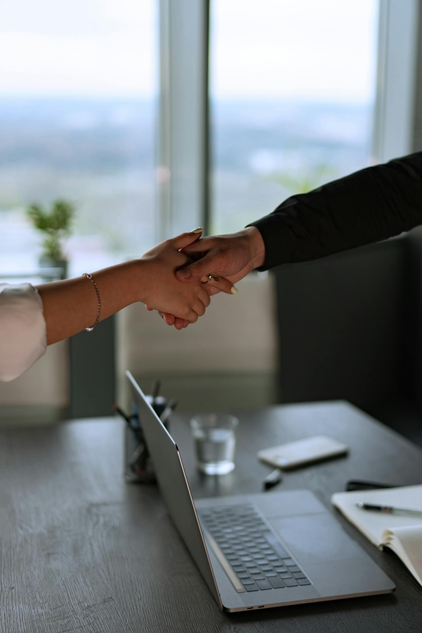 contract dispute lawyer helping resolve business dispute UK
